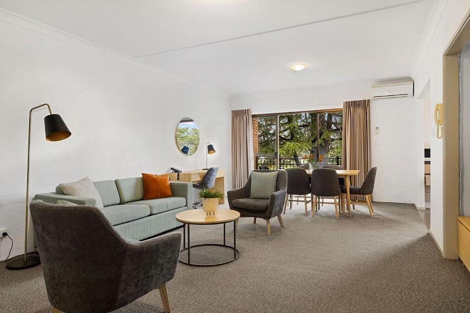 Oxley Court Serviced Apartments Canberra Exterior foto