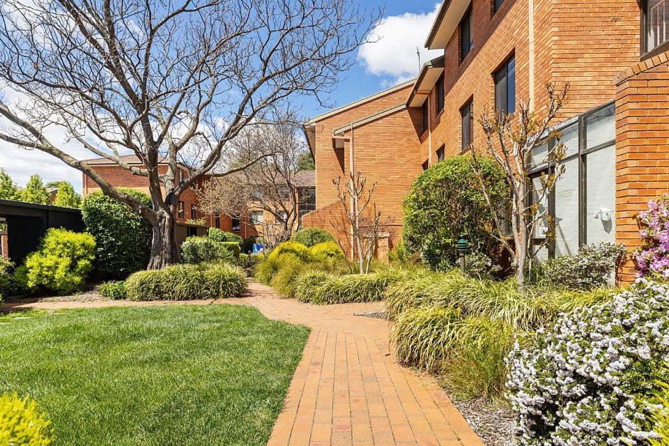 Oxley Court Serviced Apartments Canberra Exterior foto