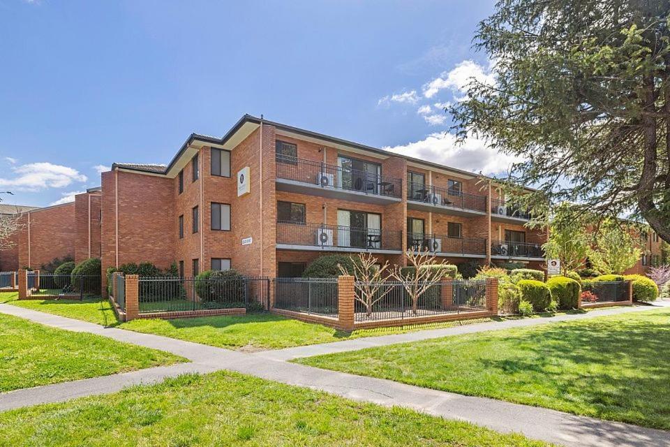 Oxley Court Serviced Apartments Canberra Exterior foto