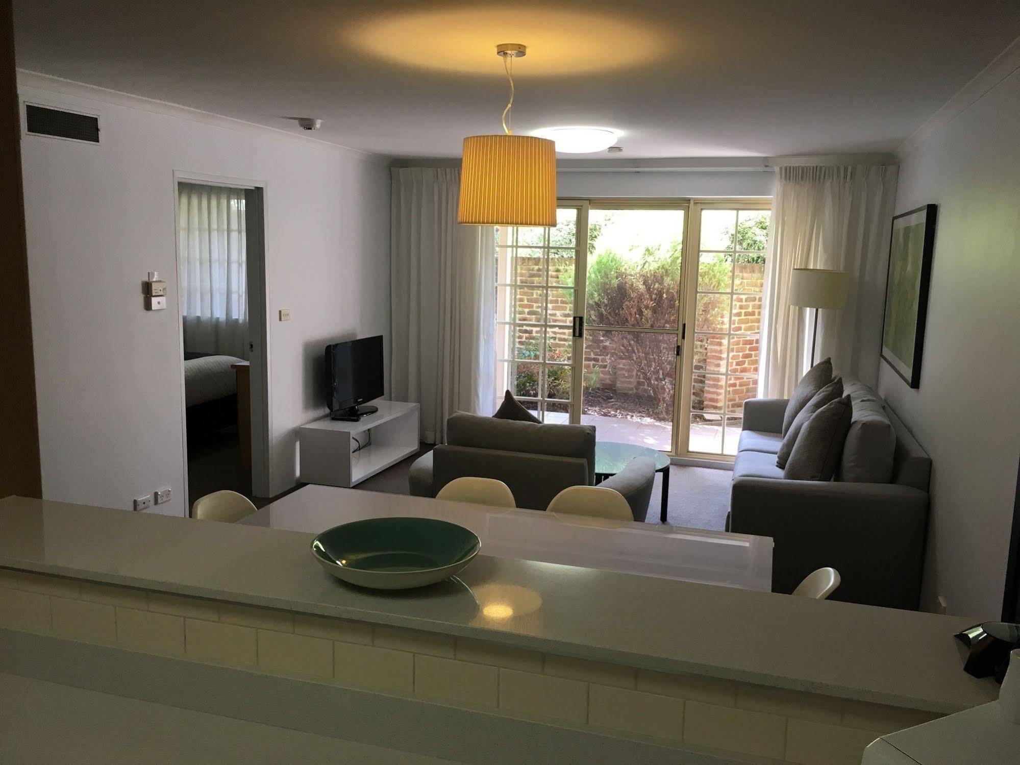 Oxley Court Serviced Apartments Canberra Exterior foto