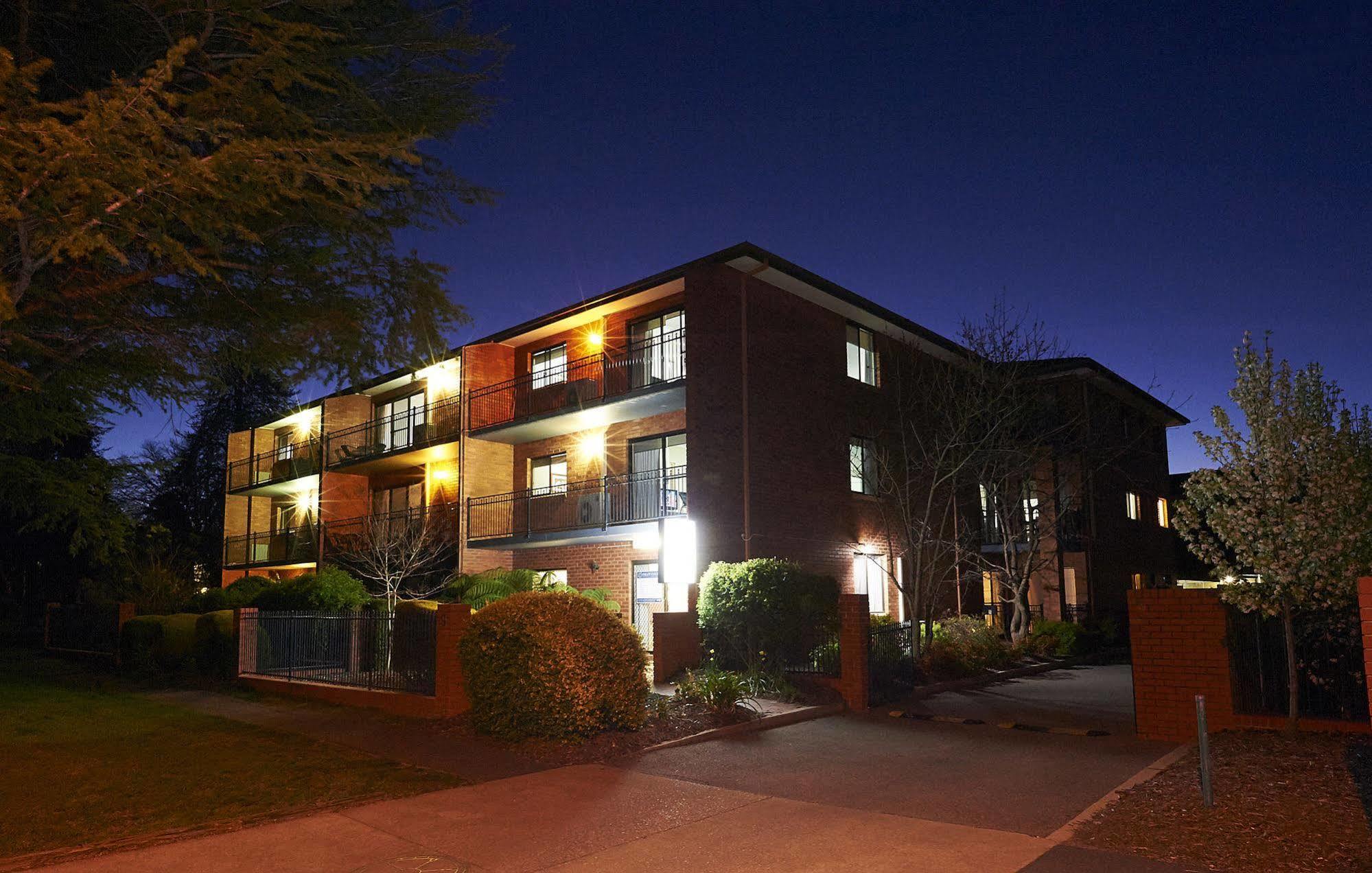 Oxley Court Serviced Apartments Canberra Exterior foto